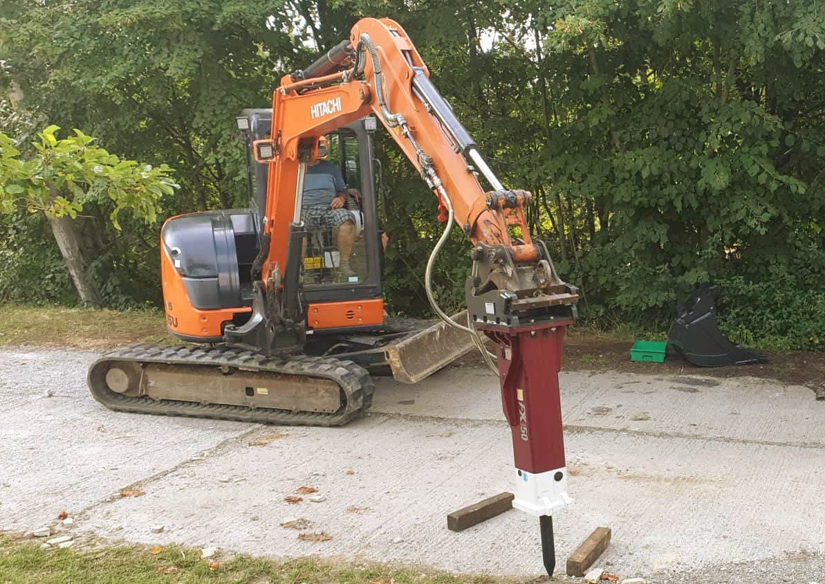 Hitachi ZX 55 a kladivo